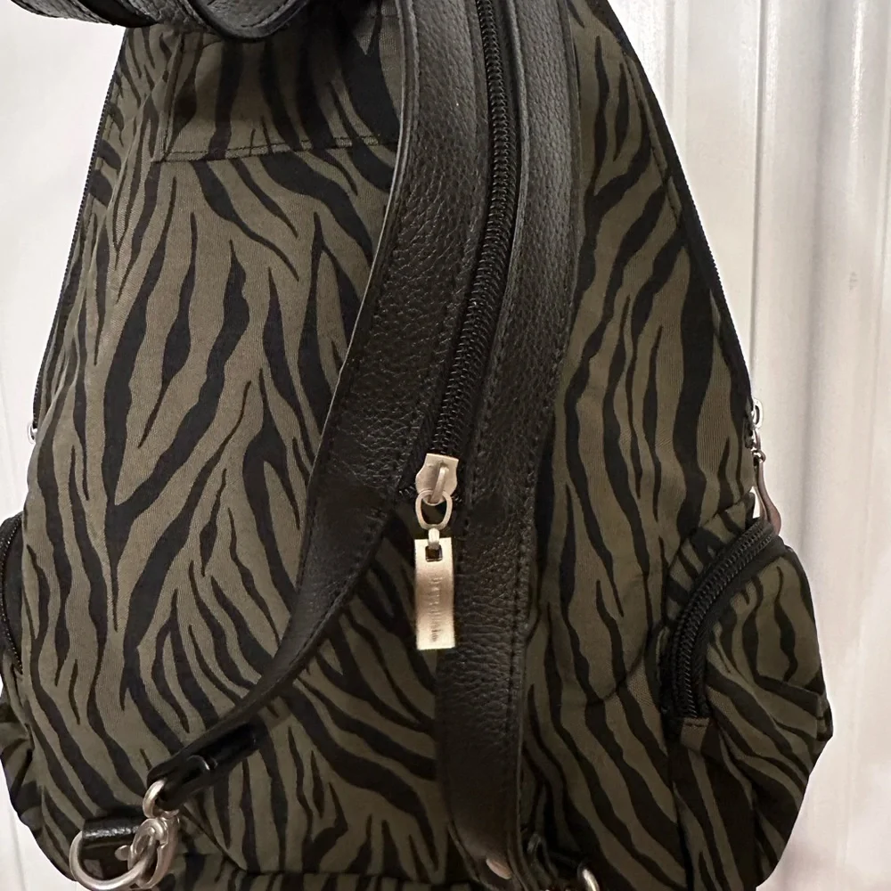 Baggallini small animal print NWOT tags backpack. - Picture 4 of 11